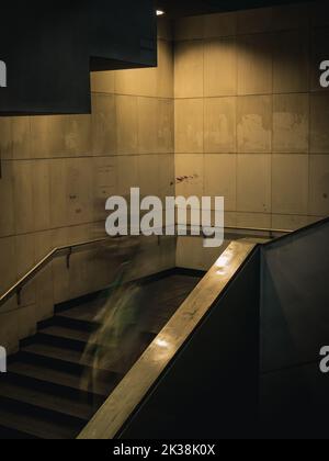 Verschwommene Menschen, die auf der Treppe der U-Bahnstation von Neapel (Italien) Piazza Vanvitelli zum Zug eilen Stockfoto