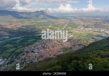 Sant'Ambrogio di Torino und die wunderschöne Landschaft in Richtung Turin, sichtbar von der Abtei Sacra di San Michele im Susa-Tal, Italien Stockfoto