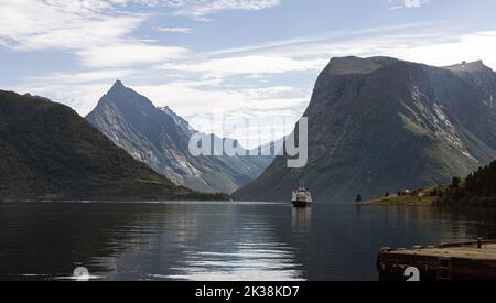 Blick auf Hjørundfjord vom Hafen von Sæbø von links, Mt. Slogen und Mt. Stålberget. Auch links Leknes und Hustadnes über den Fjord Stockfoto