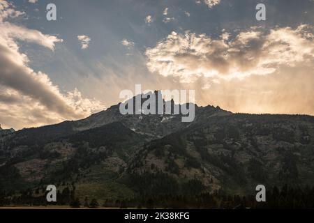 Die Teton Mountains in Wyoming werden von der untersetzenden Sonne beleuchtet Stockfoto