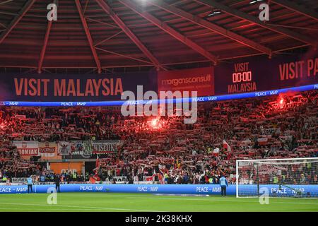 Cardiff, Großbritannien. 25. September 2022. Polnische Fans beim Spiel der UEFA Nations League Group A4 zwischen Wales und Polen im Cardiff City Stadium, Cardiff, Vereinigtes Königreich, 25.. September 2022 (Foto von Mike Jones/News Images) in Cardiff, Vereinigtes Königreich am 9/25/2022. (Foto von Mike Jones/News Images/Sipa USA) Quelle: SIPA USA/Alamy Live News Stockfoto