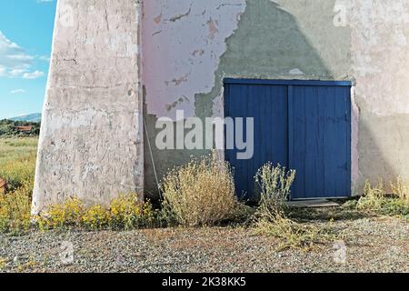 Architektur in Tres Piedras im Bezirk Taos im Norden von New Mexico. Stockfoto