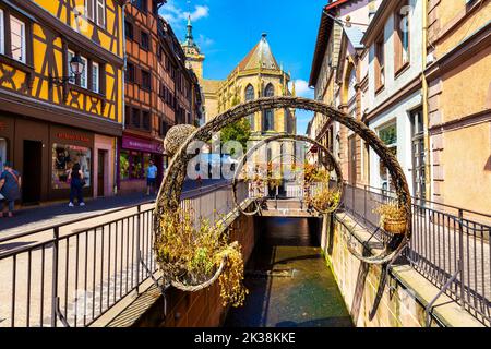 Kanal mit Bögen entlang der Rue de l'Église mit der St.-Martin-Kirche im Hintergrund, Colmar, Elsass, Frankreich Stockfoto