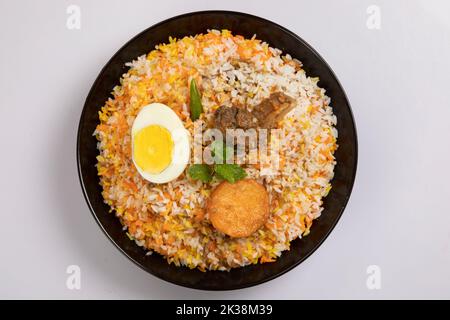 Kachchi Biriyani, Chicken Biriyani, Garnelen Biriyani, Dhaka-Stil Biriyani, einfaches Polau, zubereitet mit aromatischem Reis oder Chinigura-Reis, isoliert auf weißem Bac Stockfoto