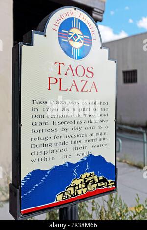 Schild des Stadtteils Taos Plaza am Eingang zum historischen platz in Taos, New Mexico, USA. Stockfoto