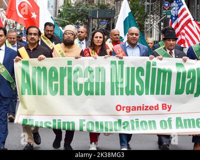New York, New York, USA. 25. September 2022. Muslimische New Yorker marschieren während der jährlichen Parade zum United American Muslim Day entlang der Madison Avenue in New York City. (Bild: © Ryan Rahman/Pacific Press via ZUMA Press Wire) Stockfoto