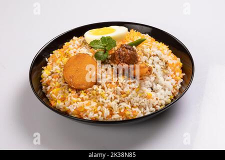 Biriyani, Basmoti Reis biriyani, Hammelfleisch biriyani, isoliert auf weißem Hintergrund. Stockfoto