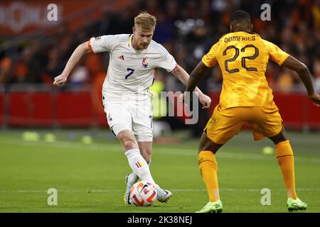 Amsterdam, Niederlande. 25. September 2022. AMSTERDAM - (LR) Kevin De Bruyne aus Belgien, Denzel Dumfries aus Holland während des Spiels der UEFA Nations League zwischen den Niederlanden und Belgien in der Johan Cruijff Arena am 25. September 2022 in Amsterdam, Niederlande. ANP MAURICE VAN STEEN Kredit: ANP/Alamy Live Nachrichten Stockfoto