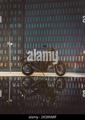 Seien Sie der erste, der dies auf Ihrem Web-Projekt, Ihrer Website, Ihrem Hintergrundbild oder Ihren Präsentationen hat. Motorrad Abend Sonnenuntergang schwarz Yamaha mt072022 Suzuki Tapete. Stockfoto