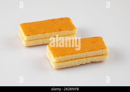 Auf dem weißen Hintergrund isolierter, in Scheiben geschnittener, feuchter Butterkuchen. Ananas-Biskuitscheiben Stockfoto