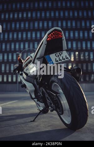 Seien Sie der erste, der dies auf Ihrem Web-Projekt, Ihrer Website, Ihrem Hintergrundbild oder Ihren Präsentationen hat. Motorrad Abend Sonnenuntergang schwarz Yamaha mt072022 Suzuki Tapete. Stockfoto