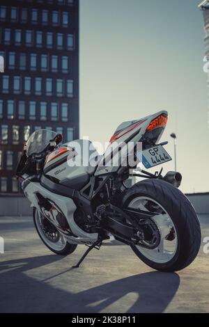 Seien Sie der erste, der dies auf Ihrem Web-Projekt, Ihrer Website, Ihrem Hintergrundbild oder Ihren Präsentationen hat. Motorrad Abend Sonnenuntergang schwarz Yamaha mt072022 Suzuki Tapete. Stockfoto