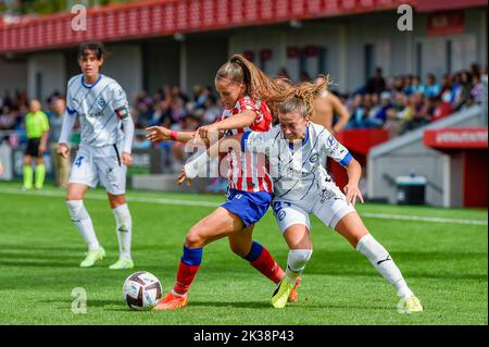 Madrid, Spanien. 25. September 2022. ANDREA MEDINA (20) in Aktion während des Fußballspiels dazwischen. Atletico Madrid und Alaves feierten in AlcalÃ¡ de Henares (Madrid, Spanien) im Wanda AlcalÃ¡-Stadion anlässlich der Spielwoche 3 der spanischen Liga der ersten Liga der Frauen in der liga F (Bildquelle: © Alberto Gardin/ZUMA Press Wire) Stockfoto