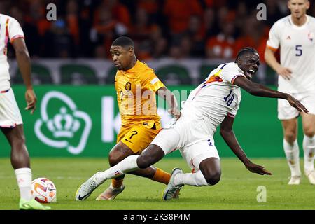 Amsterdam, Niederlande. 25. September 2022. AMSTERDAM - (LR) Steven Bergwijn aus Holland, Amadou Onana aus Belgien während des Spiels der UEFA Nations League zwischen den Niederlanden und Belgien in der Johan Cruijff Arena am 25. September 2022 in Amsterdam, Niederlande. ANP MAURICE VAN STEEN Kredit: ANP/Alamy Live Nachrichten Stockfoto