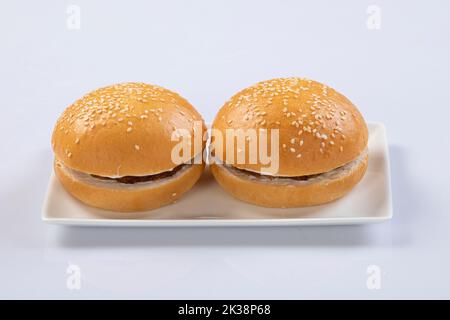 Leckeres Baguette-Sandwich mit verschiedenen Gemüsesorten und Käsescheiben Platziert auf weißem Hintergrund im Studio Stockfoto