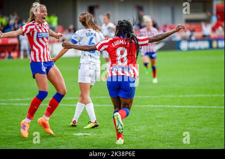 Madrid, Spanien. 25. September 2022. LUDMILA da SILVA (8) und MAITANE LOPEZ (7) feiern ein Tor während des Fußballspiels zwischen Atletico Madrid und Alaves in der Spielwoche 3 der spanischen Liga der ersten Division der Frauen.(Bildquelle: © Alberto Gardin/ZUMA Press Wire) Stockfoto