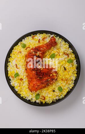 Kachchi Biriyani, Chicken Biriyani, Garnelen Biriyani, Dhaka-Stil Biriyani, einfaches Polau, zubereitet mit aromatischem Reis oder Chinigura-Reis, isoliert auf weißem Bac Stockfoto