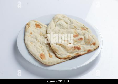 Tandoori Nan oder Tandoori Naan isoliert auf weißem Hintergrund Stockfoto