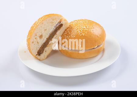 Leckeres Baguette-Sandwich mit verschiedenen Gemüsesorten und Käsescheiben Platziert auf weißem Hintergrund im Studio Stockfoto