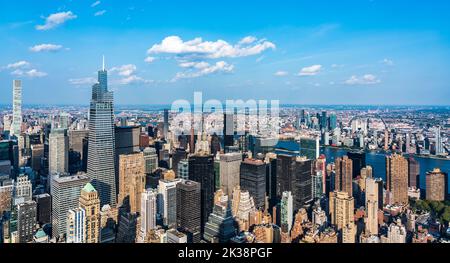 Skyline von New York, Panoramablick mit Wolkenkratzern in Midtown Manhattan mit blauem Himmel Stockfoto