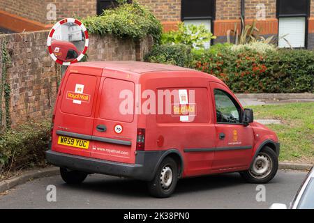 Royal Mail Group Lieferwagen in Rot mit traditionellem Logo. England, Großbritannien. Konzept - Royal Mail Marke, Postdienst, Postannahme, Paketzustellung Stockfoto