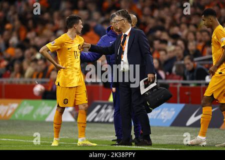 Amsterdam, Niederlande. 25. September 2022. AMSTERDAM - (LR) Steven Berghuis aus Holland, Holland-Trainer Louis van Gaal, Cody Gakpo aus Holland während des UEFA Nations League-Spiels zwischen den Niederlanden und Belgien in der Johan Cruijff Arena am 25. September 2022 in Amsterdam, Niederlande. ANP MAURICE VAN STEEN Kredit: ANP/Alamy Live Nachrichten Stockfoto