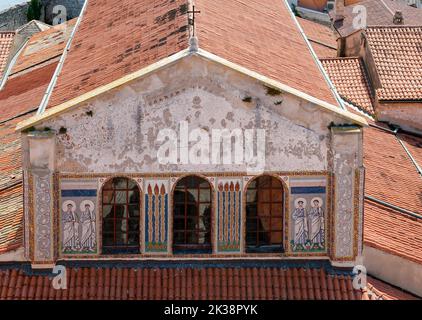 Ein Luftblick auf die Euphrasische Basilika mit wunderschönen Bogenfenstern in Porec, Kroatien Stockfoto