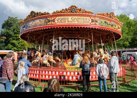 Dampfgalopper-Fahrt - ein traditionelles Karussell - auf dem Steam Funfair von Carters Vintage auf seiner letzten Tour im Basingstoke war Memorial Park, September 24 2022 Stockfoto