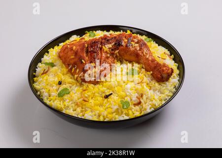 Kachchi Biriyani, Chicken Biriyani, Garnelen Biriyani, Dhaka-Stil Biriyani, einfaches Polau, zubereitet mit aromatischem Reis oder Chinigura-Reis, isoliert auf weißem Bac Stockfoto