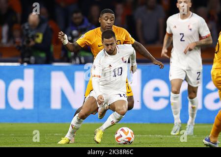 Amsterdam, Niederlande. 25. September 2022. AMSTERDAM - (LR) Steven Bergwijn aus Holland, Eden Hazard aus Belgien während des Spiels der UEFA Nations League zwischen den Niederlanden und Belgien in der Johan Cruijff Arena am 25. September 2022 in Amsterdam, Niederlande. ANP MAURICE VAN STEEN Kredit: ANP/Alamy Live Nachrichten Stockfoto