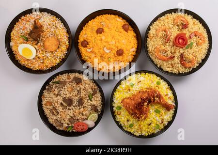 Kachchi Biriyani, Chicken Biriyani, Garnelen Biriyani, Dhaka-Stil Biriyani, einfaches Polau, zubereitet mit aromatischem Reis oder Chinigura-Reis, isoliert auf weißem Bac Stockfoto