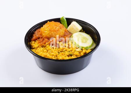 Bengali Gericht khichdi oder khichuri aus einer Kombination von Linsen und Reis zusammen mit indischen Gewürzen. In einer Schlammschüssel isoliert auf weißem Hintergrund Beng Stockfoto