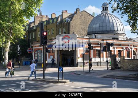 Kennington ist eine Londoner U-Bahn-Station an der Kennington Park Road in Kennington im Londoner Stadtteil Southwark Stockfoto