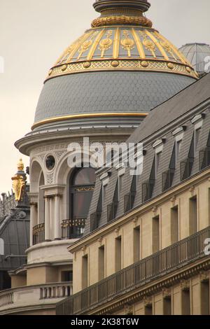 Die Golden cupolas des Printemps Kaufhauses in Paris Stockfoto