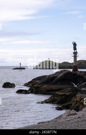 Svolvaer, Austvagoya, Lofoten Norwegen - 17. Juli 2022: Fiskerkona-Skulptur, die Frau des Fischers winkt Auf Wiedersehen zu den Fischern, die aus f Stockfoto