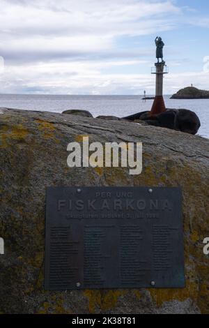 Svolvaer, Austvagoya, Lofoten Norwegen - 17. Juli 2022: Fiskerkona-Skulptur, die Frau des Fischers winkt Auf Wiedersehen zu den Fischern, die aus f Stockfoto