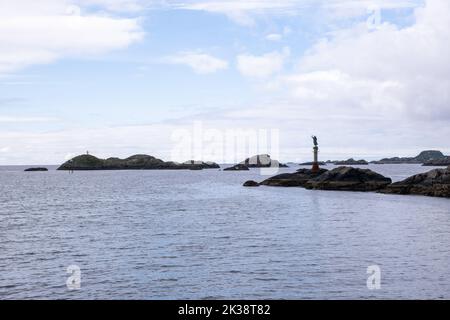 Svolvaer, Austvagoya, Lofoten Norwegen - 17. Juli 2022: Fiskerkona-Skulptur, die Frau des Fischers winkt Auf Wiedersehen zu den Fischern, die aus f Stockfoto