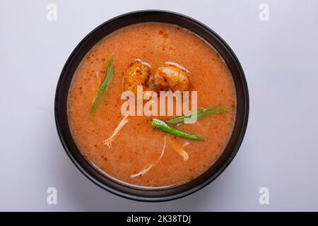 Thailändische Suppe isoliert auf weißem Hintergrund. Stockfoto