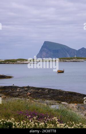 Wunderschöne Landschaften in Norwegen. Nordland. Wunderschöne Landschaft eines Bootes und eines Leuchtturms auf der Insel Sommaroya. Meer, Möwen und Berg im Hintergrund Stockfoto