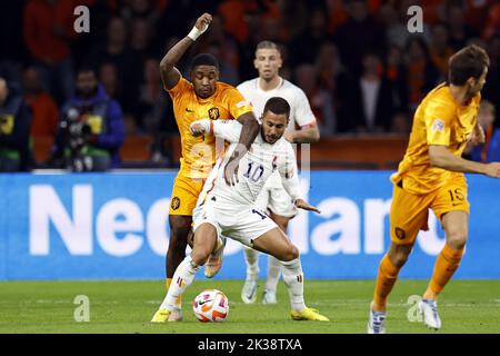 Amsterdam, Niederlande. 25. September 2022. AMSTERDAM - (LR) Steven Bergwijn aus Holland, Eden Hazard aus Belgien während des Spiels der UEFA Nations League zwischen den Niederlanden und Belgien in der Johan Cruijff Arena am 25. September 2022 in Amsterdam, Niederlande. ANP MAURICE VAN STEEN Kredit: ANP/Alamy Live Nachrichten Stockfoto