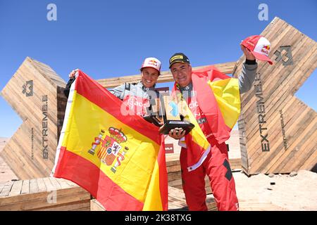 Antofagasta, Chile. 25. September 2022. 9// - Laia Sanz (ESP)/Carlos Sainz (ESP), Acciona | Sainz XE Team feiern auf dem Podium beim Extreme E Copper X-Prix in Antofagasta, Chile. (Foto: Sam Bagnall/Motorsport Images/Sipa USA) Quelle: SIPA USA/Alamy Live News Stockfoto