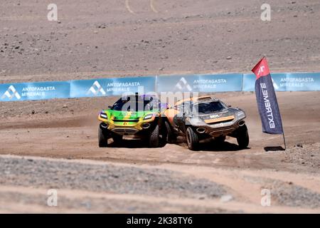 Antofagasta, Chile. 25. September 2022. 9/25/2022 - Emma Gilmour (NZL)/Tanner Foust (USA), NEOM McLaren Extreme E, führt Cristina Gutierrez (ESP)/Sebastien Loeb (FRA), Team X44 beim Extreme E Copper X-Prix in Antofagasta, Chile, an. (Foto: Sam Bagnall/Motorsport Images/Sipa USA) Quelle: SIPA USA/Alamy Live News Stockfoto