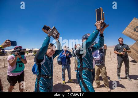 Antofagasta, Chile. 25. September 2022. 9/25/2022 - Klara Andersson (SWE)/Nasser Al-Attiyah (QAT), Abt Cupra XE feiern mit Teammitgliedern auf dem Podium beim Extreme E Copper X-Prix in Antofagasta, Chile. (Foto von Sam Bloxham/Motorsport Images/Sipa USA) Quelle: SIPA USA/Alamy Live News Stockfoto