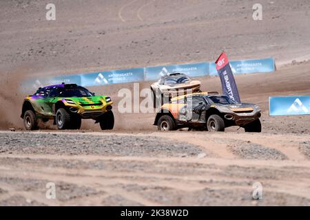 Antofagasta, Chile. 25. September 2022. 9/25/2022 - Emma Gilmour (NZL)/Tanner Foust (USA), NEOM McLaren Extreme E, führt Cristina Gutierrez (ESP)/Sebastien Loeb (FRA), Team X44 beim Extreme E Copper X-Prix in Antofagasta, Chile, an. (Foto: Sam Bagnall/Motorsport Images/Sipa USA) Quelle: SIPA USA/Alamy Live News Stockfoto