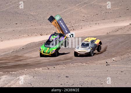 Antofagasta, Chile. 25. September 2022. 9/25/2022 - Cristina Gutierrez (ESP)/Sebastien Loeb (FRA), Team X44, führt Emma Gilmour (NZL)/Tanner Foust (USA), NEOM McLaren Extreme E während des Extreme E Copper X-Prix in Antofagasta, Chile, an. (Foto: Sam Bagnall/Motorsport Images/Sipa USA) Quelle: SIPA USA/Alamy Live News Stockfoto