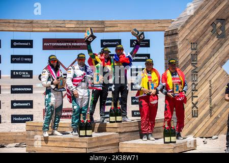 Antofagasta, Chile. 25. September 2022. 9/25/2022 - Rennsieger, Team X44 feiern mit Chip Ganassi Racing und Acciona | Sainz XE Team beim Extreme E Copper X-Prix in Antofagasta, Chile, auf dem Podium. (Foto von Sam Bloxham/Motorsport Images/Sipa USA) Quelle: SIPA USA/Alamy Live News Stockfoto