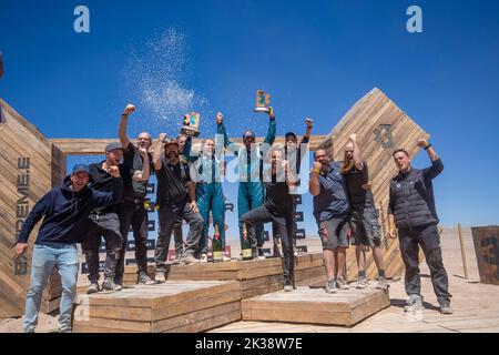 Antofagasta, Chile. 25. September 2022. 9/25/2022 - Klara Andersson (SWE)/Nasser Al-Attiyah (QAT), Abt Cupra XE feiern mit Teammitgliedern auf dem Podium beim Extreme E Copper X-Prix in Antofagasta, Chile. (Foto von Sam Bloxham/Motorsport Images/Sipa USA) Quelle: SIPA USA/Alamy Live News Stockfoto