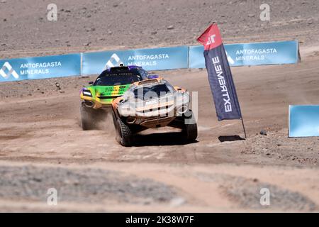 Antofagasta, Chile. 25. September 2022. 9/25/2022 - Emma Gilmour (NZL)/Tanner Foust (USA), NEOM McLaren Extreme E, führt Cristina Gutierrez (ESP)/Sebastien Loeb (FRA), Team X44 beim Extreme E Copper X-Prix in Antofagasta, Chile, an. (Foto: Sam Bagnall/Motorsport Images/Sipa USA) Quelle: SIPA USA/Alamy Live News Stockfoto