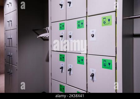 Automatischer Safe zur Aufbewahrung von Wertsachen im Kleiderschrank eines öffentlichen Ortes. Stockfoto