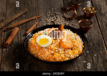 Kachchi Biriyani, Chicken Biriyani, Garnelen Biriyani, Dhaka-Stil Biriyani, einfaches Polau, zubereitet mit aromatischem Reis oder Chinigura-Reis, isoliert auf weißem Bac Stockfoto